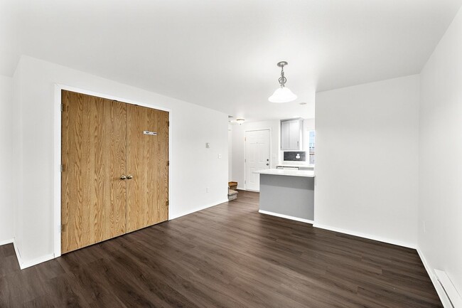 Building Photo - Ewert 3010