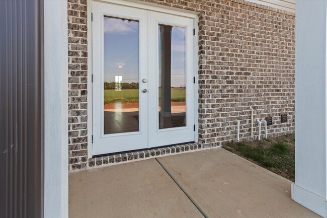 Building Photo - MOVE IN Special....1st Month's Rent Free!!!