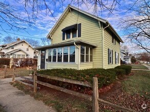 Building Photo - 3 Bedroom 2 Bath Home