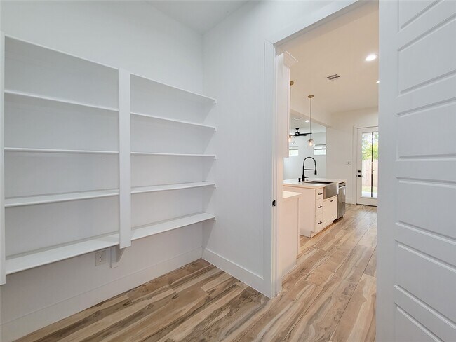 Building Photo - 5019 Creekmont Dr