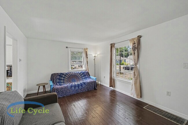 Building Photo - 2052 Collingwood Ave SW