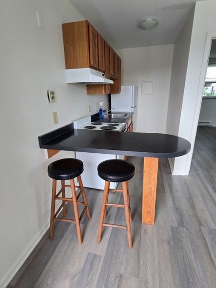 Building Photo - 2 Main St