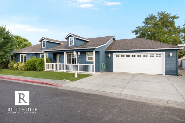 Building Photo - 3 Bedroom + Office in Central Point!