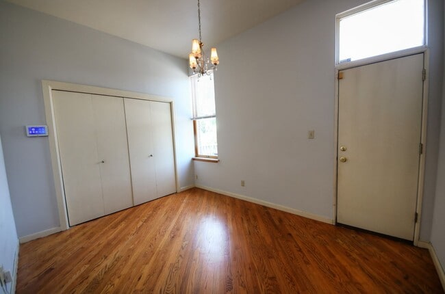 Building Photo - 2325 1/2 B Hickory St.