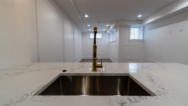 Building Photo - Contemporary 2-Bed, 2-Bath Garden Apartment in Uptown – Move-In Ready!