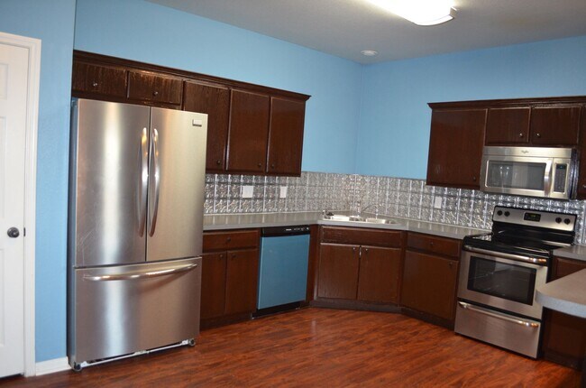 Building Photo - 2002Tru