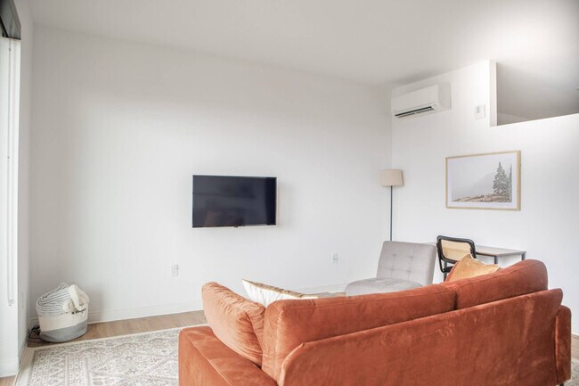 Building Photo - 1237 N Van Buren St