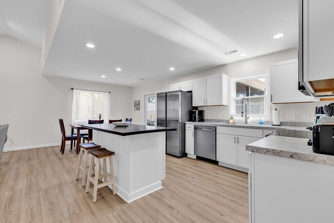 Building Photo - 2405 Bert Dr
