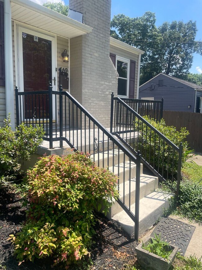 Building Photo - Knoxville 37920 - Very nice updated 2 bedroom home in South Knoxville for rent. - Contact Lisa Vi...