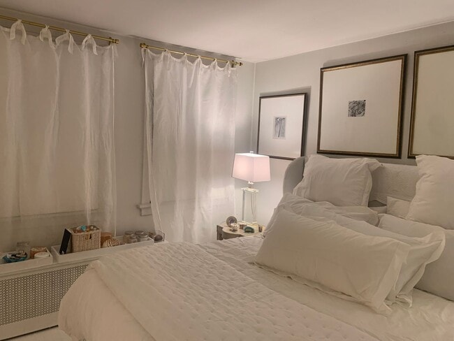 Building Photo - Introducing a charming 3-bedroom, 2-bathroom townhouse located in the heart of Shadyside