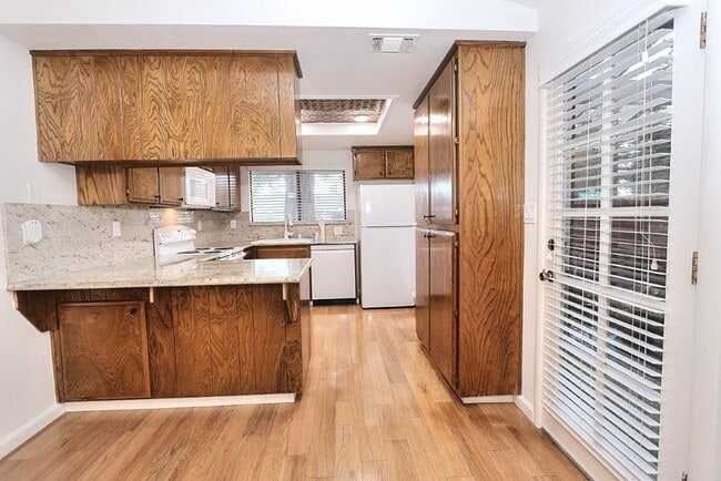 Building Photo - Beautiful corner halfplex available now for rent!