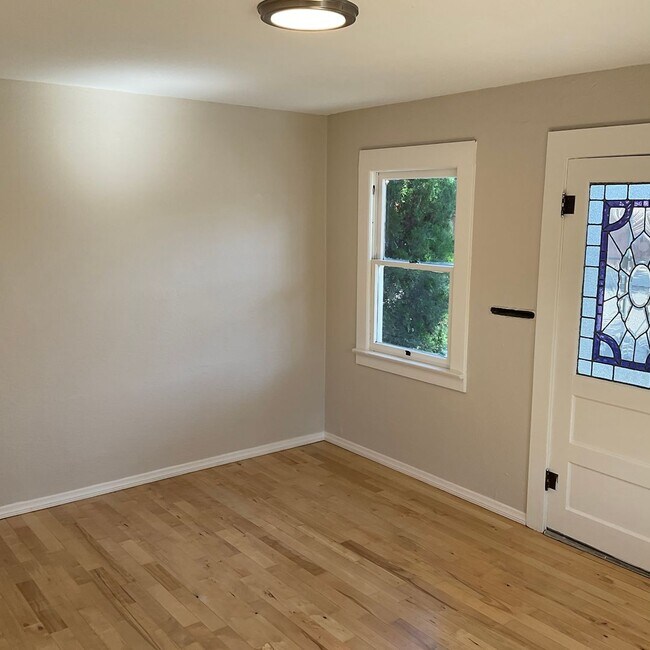 Building Photo - 272 S Grand St