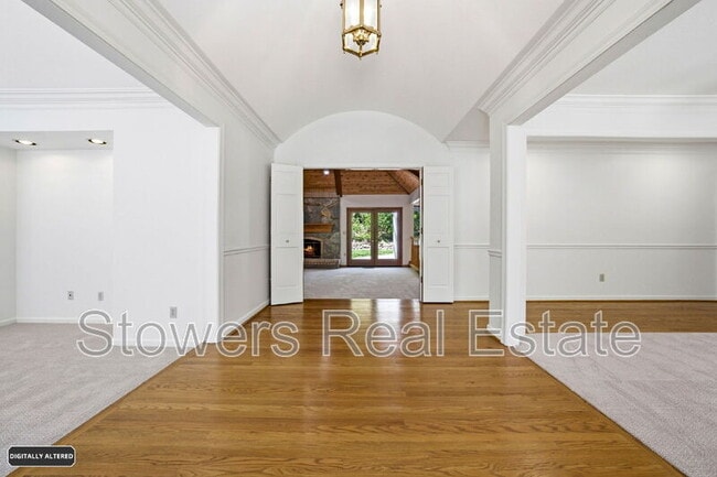 Building Photo - 618 Banister Ln