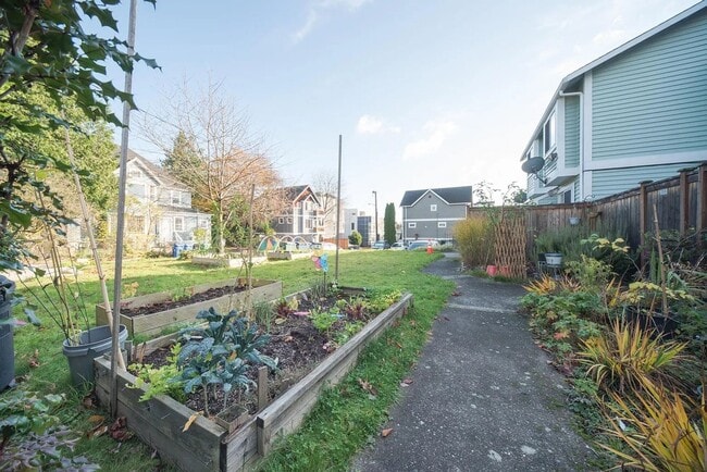 Building Photo - First Hill/Central District Townhome