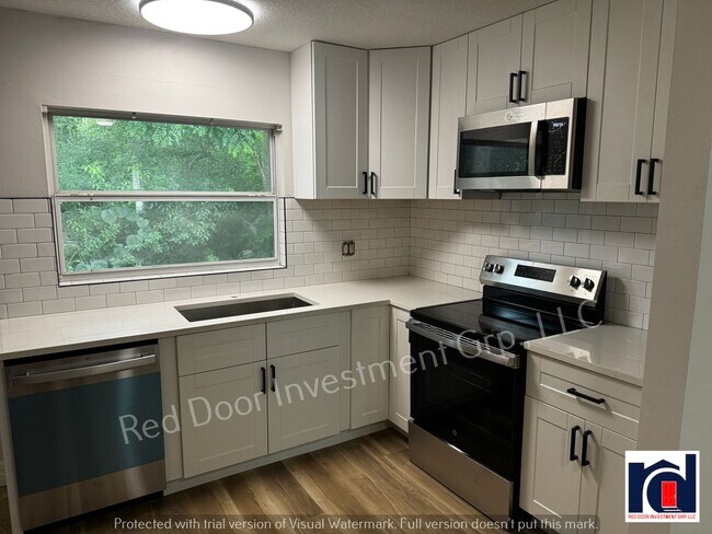 Building Photo - Renovated Spacious 2/2~w/All-in One Washer/Dryer & New AC~Deland