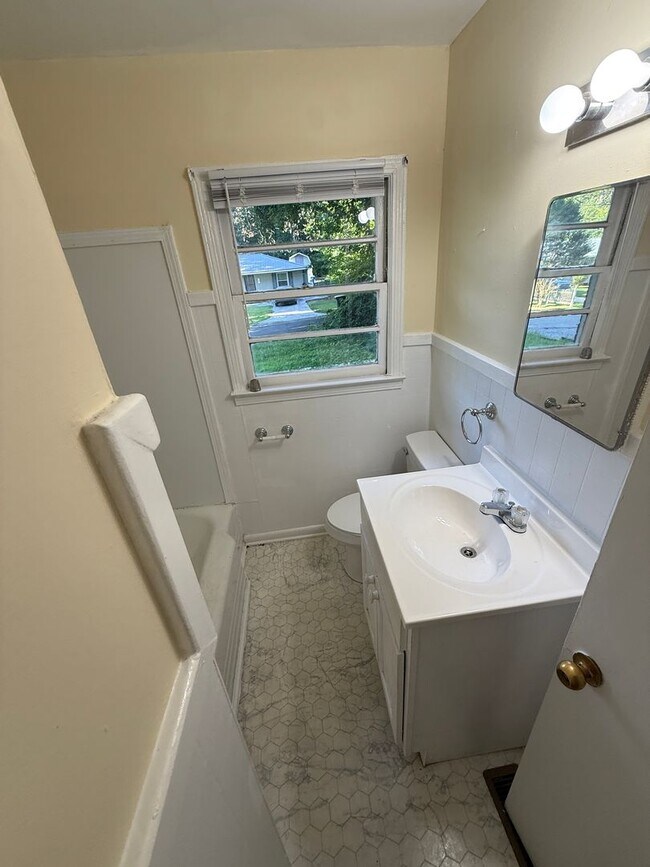 Building Photo - 3 Bedrooms, 1 Bathroom - House in West Rome!