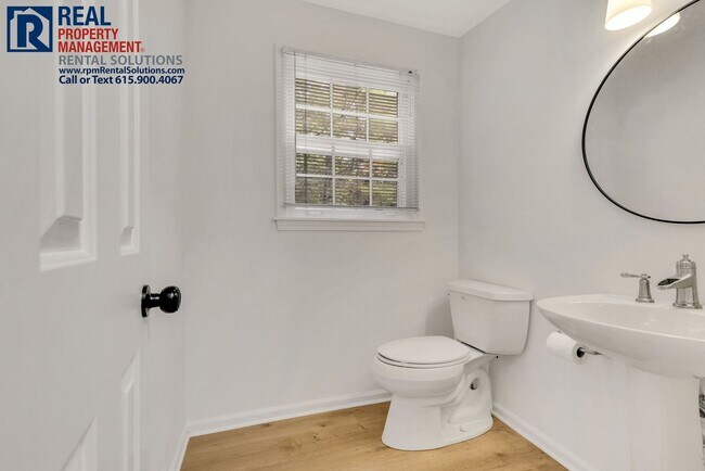 Building Photo - Beautiful Brentwood 3 BD home with attache...