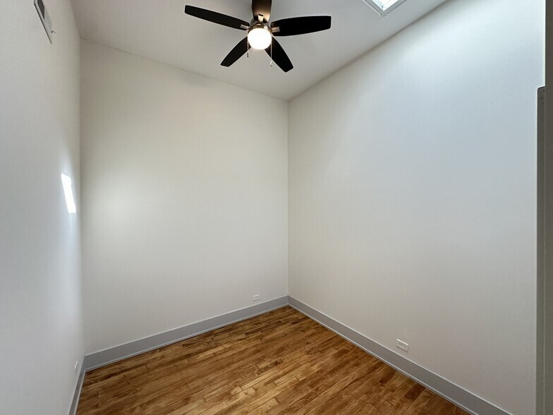 Building Photo - 1432 W 21st St