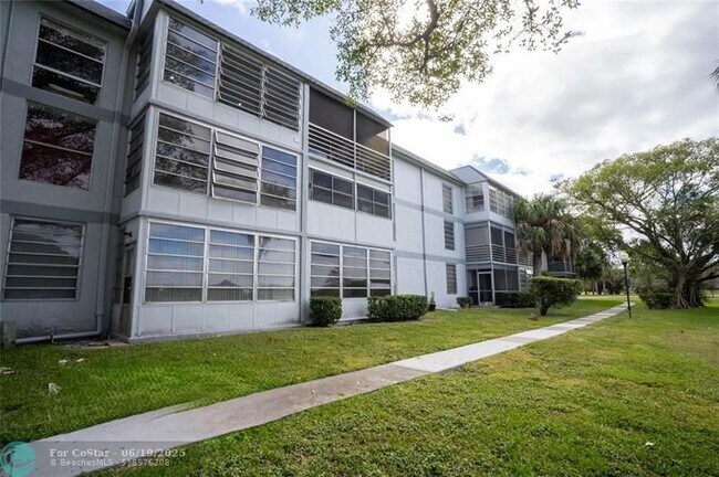 Building Photo - 8421 Lagos De Campo Blvd