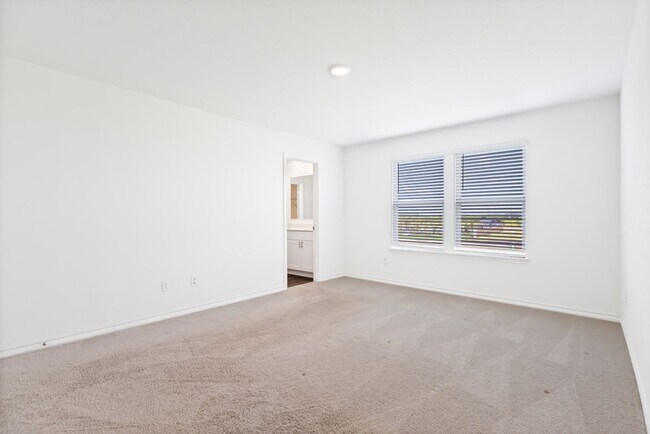 Building Photo - Charming Home Awaits: Spacious & in a Prime Location