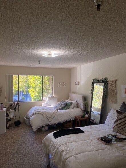 Building Photo - 45 Stenner St