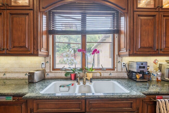 Building Photo - Gorgeous 5 Bedroom Home with sweeping views and pool