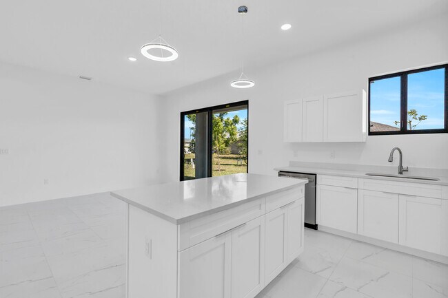 Building Photo - 1021 Chiquita Blvd N