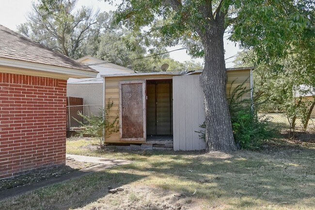 Building Photo - 1208 Yellowstone St