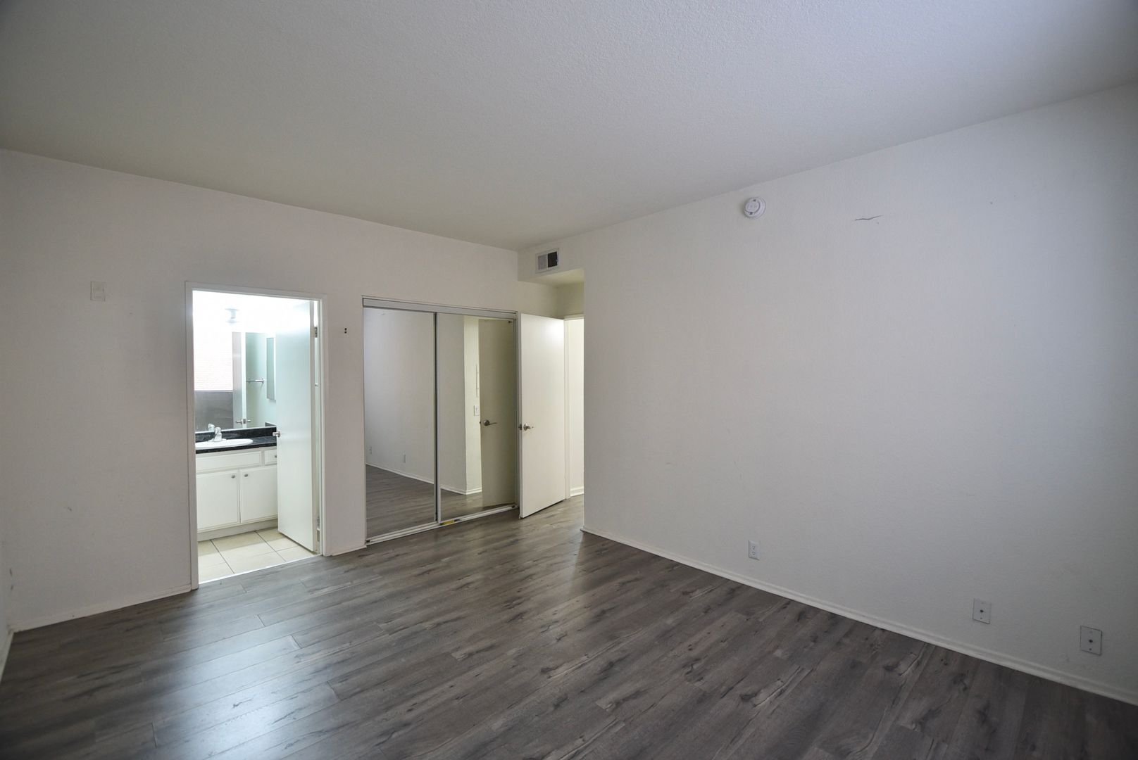 Building Photo - 11107 La Maida St