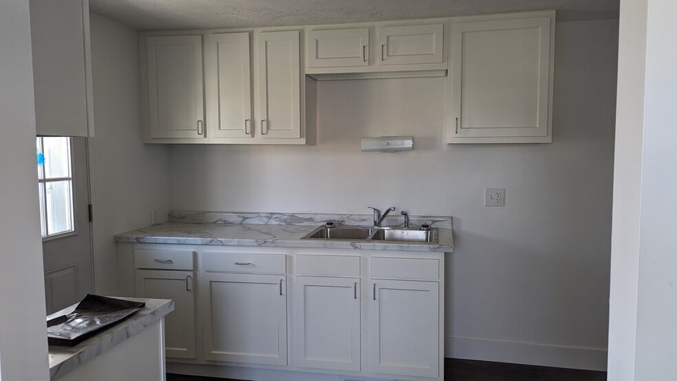 Kitchen with Range - 1407 E Valentine Cir NW