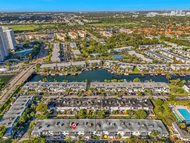 Building Photo - 707 NE 27th Ave