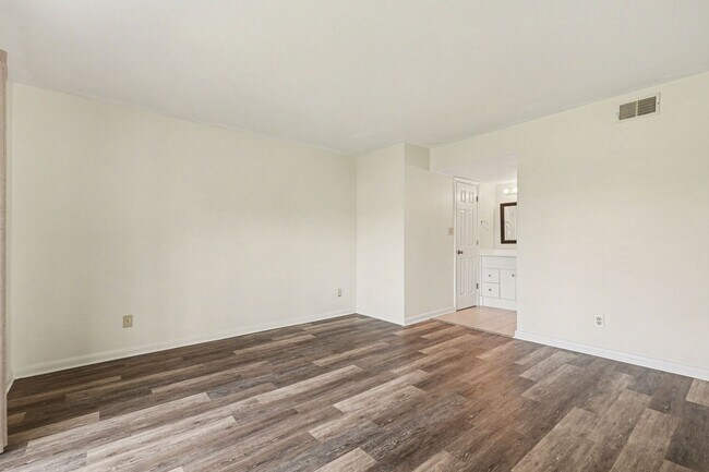 Building Photo - Must see 1st floor, corner unit in St Lucie Gardens.