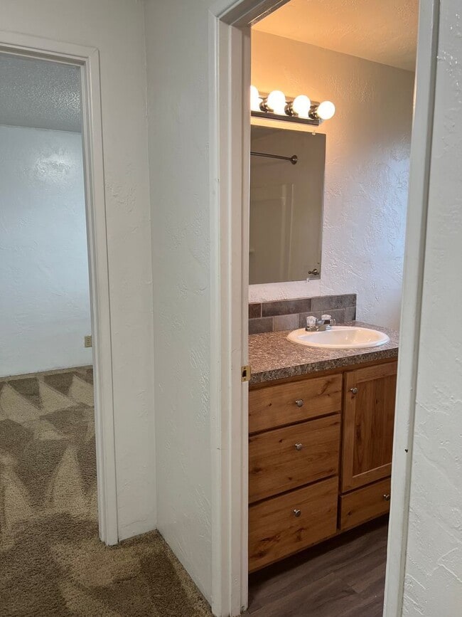 Building Photo - 2 bed 1 1/2 bath duplex in Springfield!