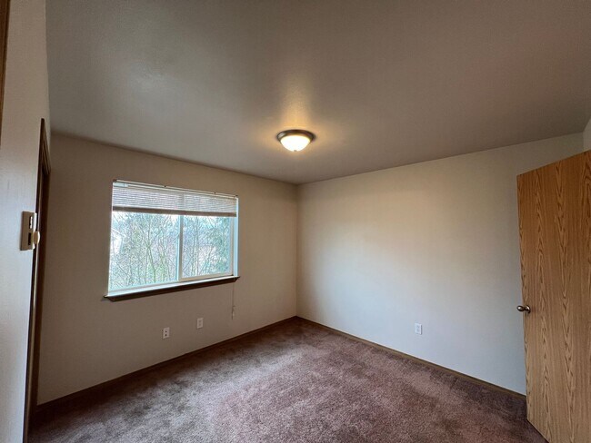 Building Photo - 3-bedroom, 2-bath lower unit in Ferndale--...