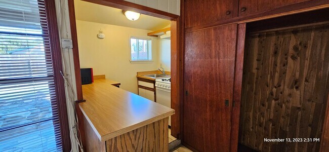 Building Photo - Centrally Located Small Cottage Studio with Private Yard