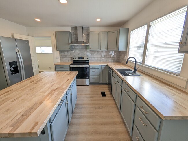 Building Photo - 108 Brown St