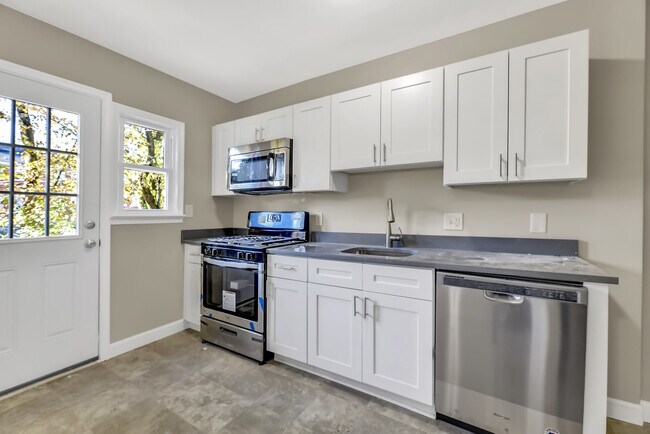 Building Photo - Fully Renovated 3 Bedroom Rowhome- Baltimo...