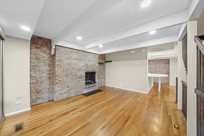 Building Photo - 406 S Lageschulte St