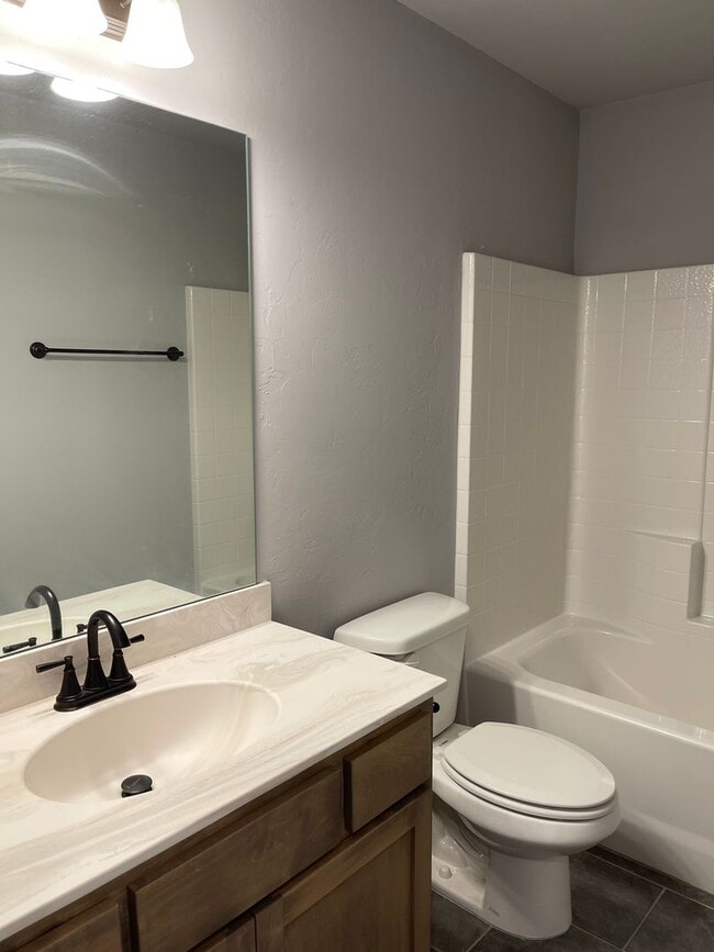 Building Photo - Mustang Schools! 3 bed 2 bath in Yukon! Built in 2020, Beautiful finishes and fenced backyard.