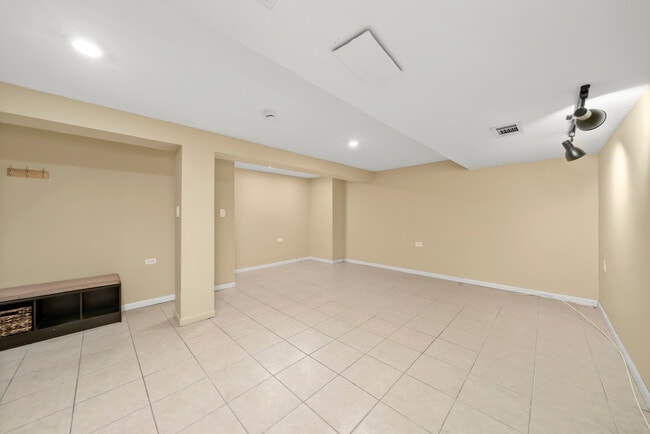 Building Photo - 7432 W Ainslie St