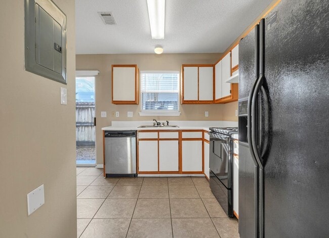 Building Photo - FWB Townhome