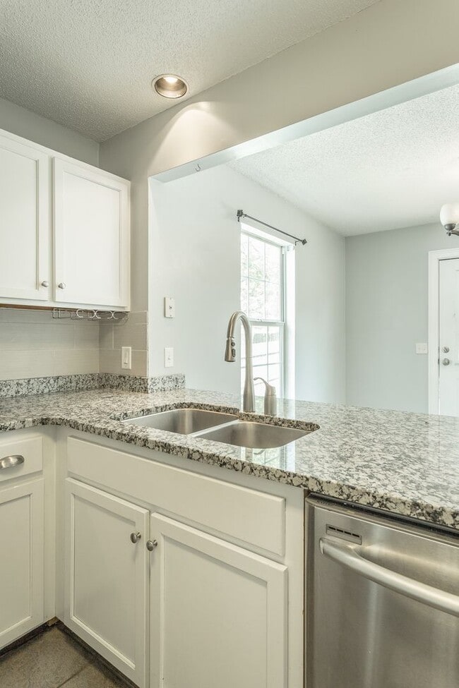 Building Photo - 3 bedroom, 2 bathroom home in the Southside!