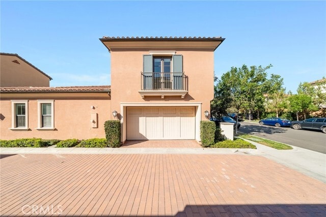 Building Photo - 64 Meander