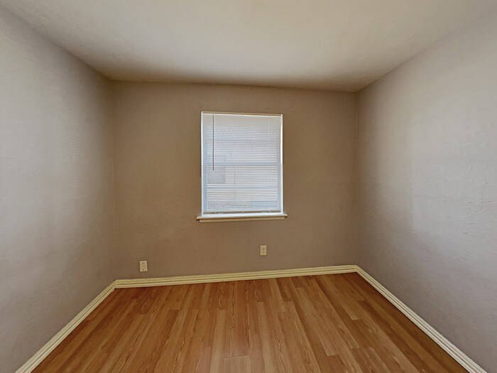 Building Photo - 4731 Bedford Dr