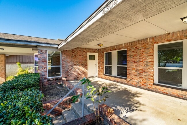 Building Photo - SW Loop 820 - 4304/4306 *Lease Up Only*