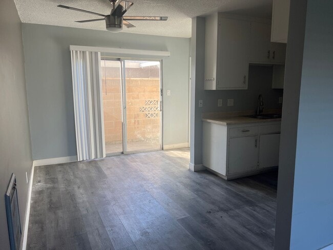 Building Photo - Beautiful 2 bedroom 1 1/2 bath town home l...