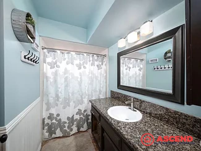 Building Photo - Captivating Home Near Highland Highschool!