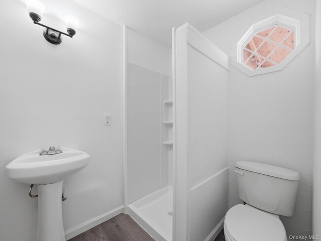 Building Photo - 19 E Castle Ave