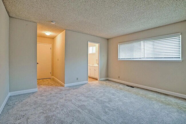 Building Photo - Updated Duplex