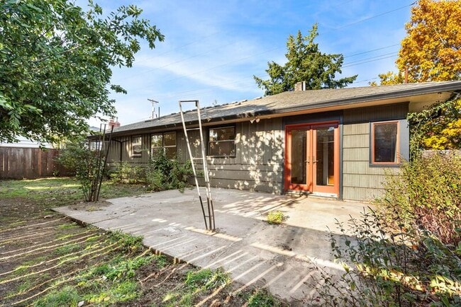 Building Photo - 5546 SE Holgate Blvd
